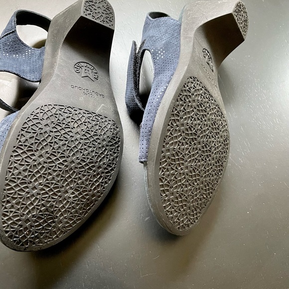 Mephisto Cecilia healed sandals Sz 8. Worn only a few times. Like new. - Picture 5 of 6